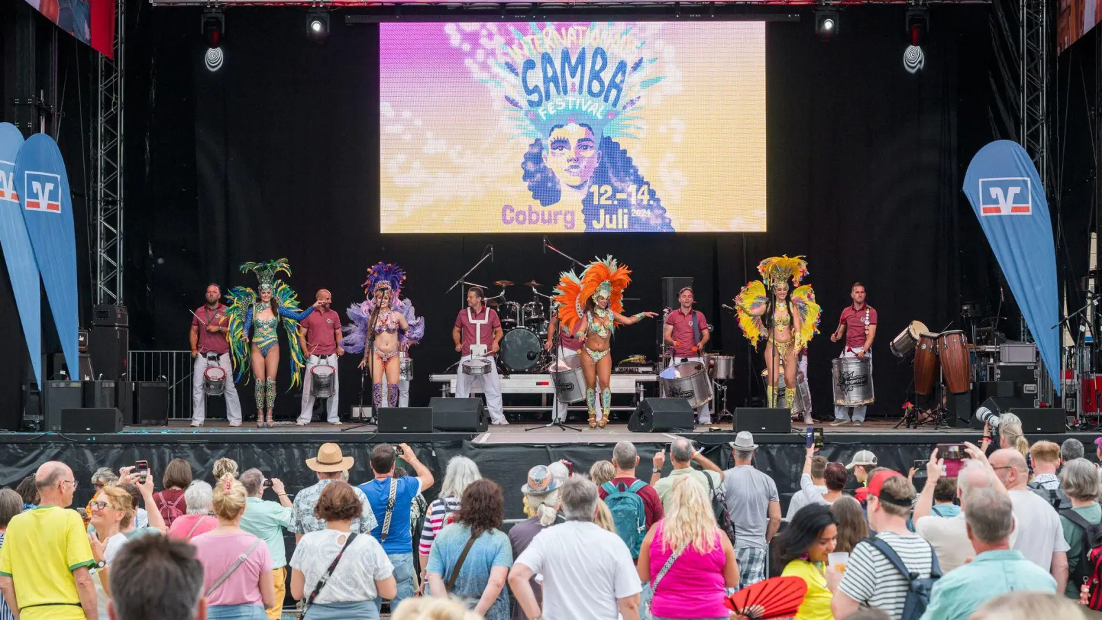 3000 Künstlerinnen und Künstler sind beim Samba-Festival in Coburg dabei. (Foto: Daniel Vogl/dpa)