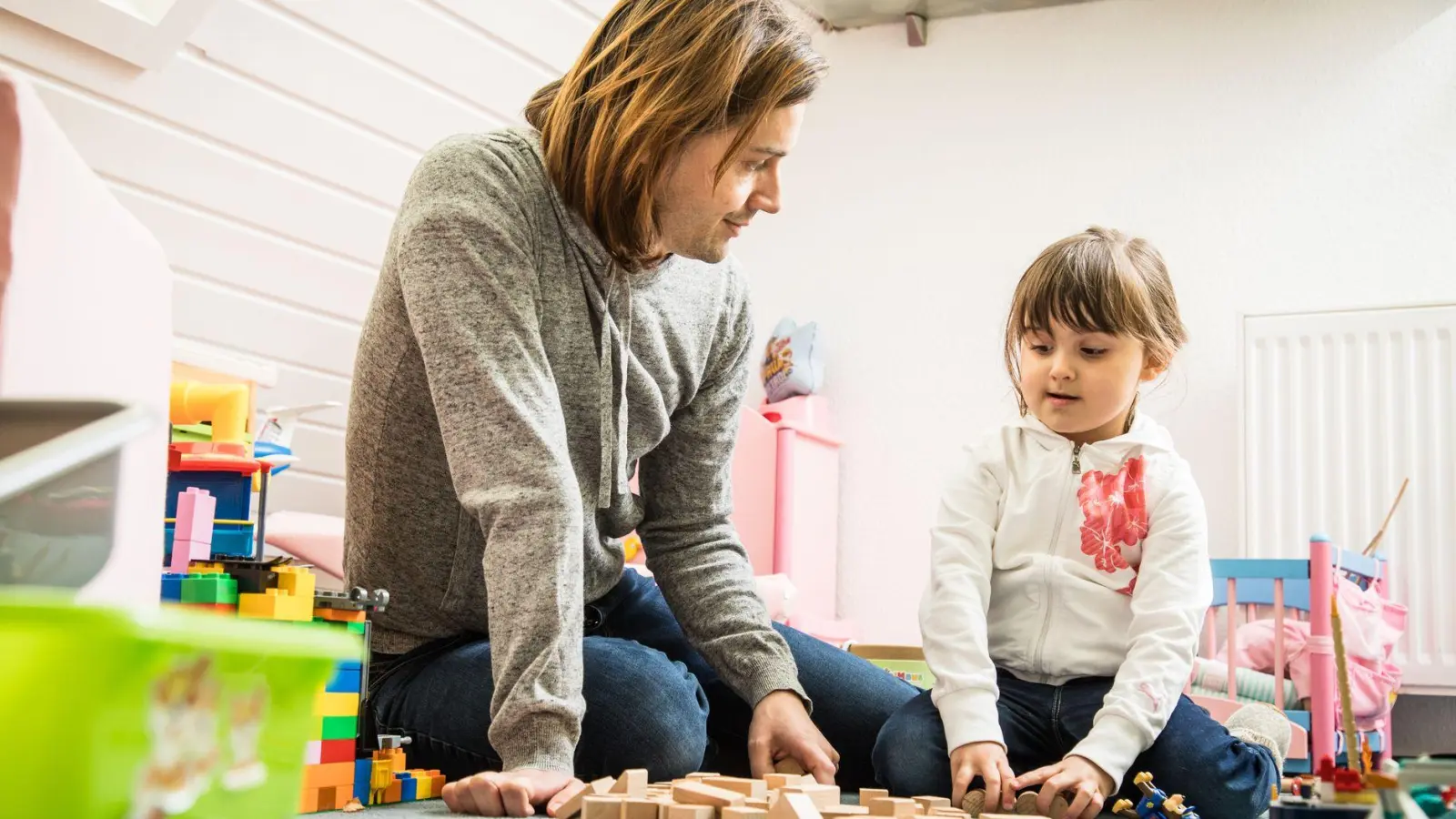 Mehr Zeit mit den Kindern kann auch beim Unterhalt zählen: Wer sie regelmäßig selbst betreut, darf unter Umständen weniger zahlen – auch ohne echtes Wechselmodell. (Foto: Christin Klose/dpa Themendienst/dpa-tmn)