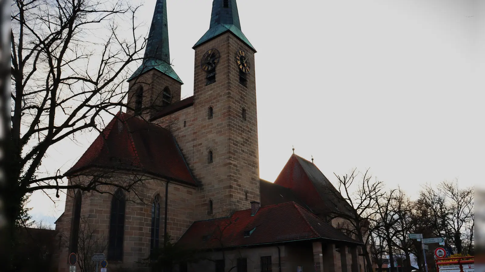 Die markanten Türme der St. Laurentius Kirche in Neuendettelsau sind auf dem Autobahnschild abgebildet. (Foto: Antonia Müller)