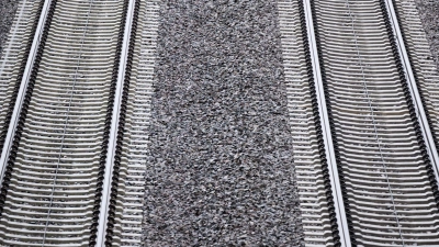 Für die Nutzung der Schieneninfrastruktur müssen Verkehrsunternehmen Geld an die DB InfraGo zahlen. (Archivbild) (Foto: Julian Stratenschulte/dpa)