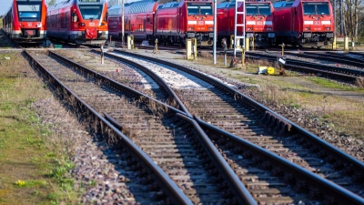 Die Bahn sperrt vorsorglich Strecken, sobald der Verdacht besteht, dass sich Menschen an oder auf den Schienen befinden. (Foto: Jens Büttner/dpa)