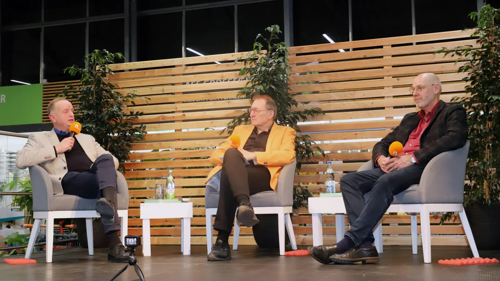 Oberbürgermeister-Duell: die Debatte zur Stichwahl – so hieß es am Mittwoch im BGU-Fachmarkt Ansbach im Ortsteil Brodswinden. Auf dem Podium präsentierten sich Thomas Deffner (CSU, links) und Hans-Jürgen Eff (Die Ansbacher, rechts). Mathias Neigenfind moderierte das Duell. (Foto: Oliver Herbst)