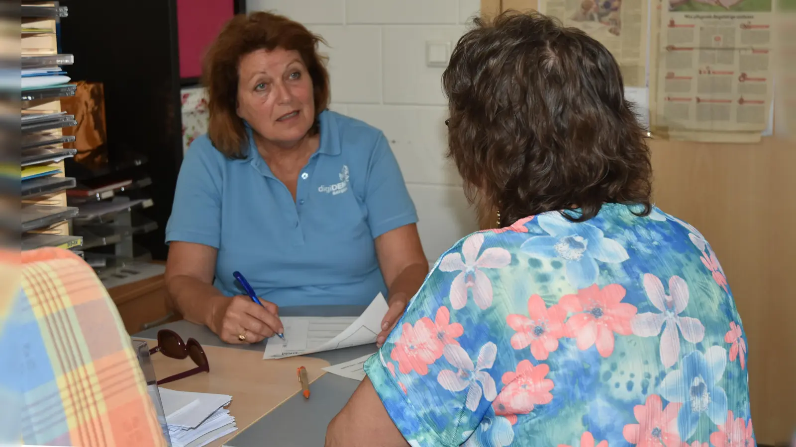 Petra Dlugosch befragt eine Testperson in Langenfeld. Sprachliche und rechnerische Fähigkeiten, räumliches Vorstellungsvermögen und das Kurzzeitgedächtnis wurden auf den Prüfstand gestellt. (Foto: Anita Dlugoß)