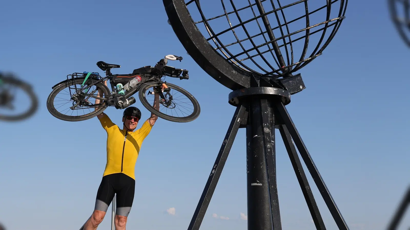 Lebenstraum erfüllt: Udo Ammon am Wahrzeichen des Nordkaps: dem Globus.  (Foto: Udo Ammon)