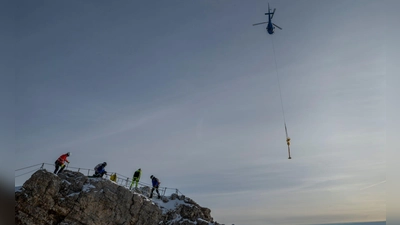 Per Heli wurde das Kreuz vor gut zwei Wochen ins Tal gebracht. (Archivbild) (Foto: Peter Kneffel/dpa)