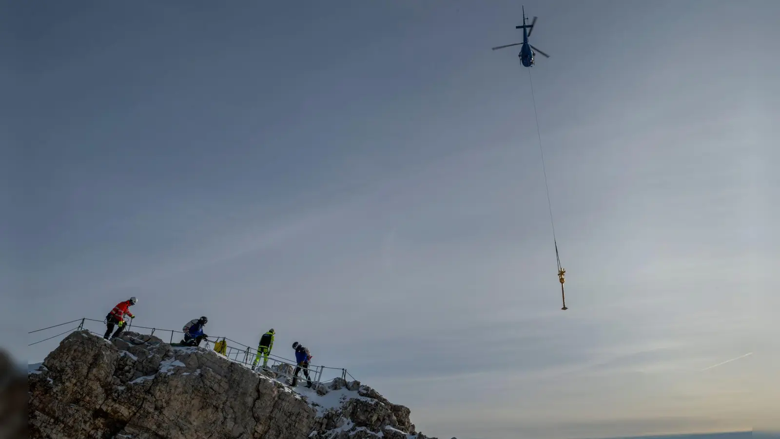 Per Heli wurde das Kreuz vor gut zwei Wochen ins Tal gebracht. (Archivbild) (Foto: Peter Kneffel/dpa)
