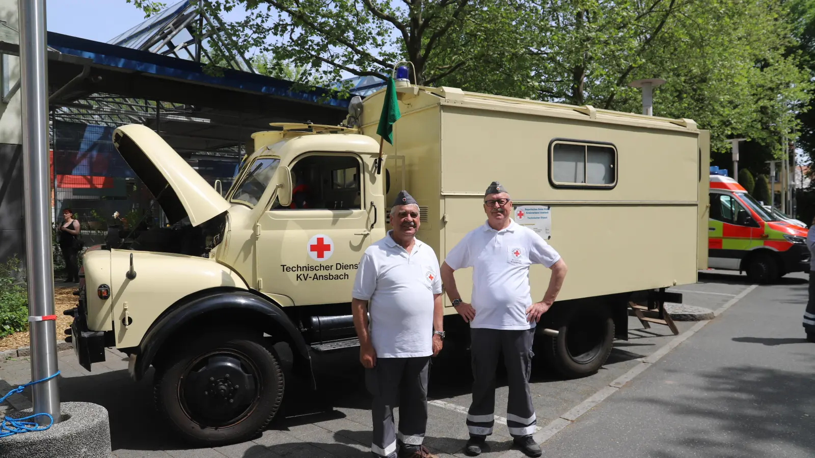 Der Hanomag-Kastenwagen von 1963 ist „im Ruhestand”, wie Stefan Weiß (links) und Oskar Ebersberger schmunzelnd berichten. (Foto: Oliver Herbst)