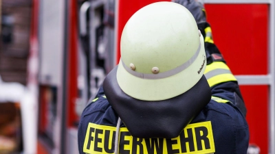 Die Feuerwehr kann den Brand in der Wohnung löschen, doch für zwei Katzen kommt die Hilfe zu spät. (Symbolbild)  (Foto: Philipp von Ditfurth/dpa)