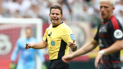 Felix Brych erklärt, wie er mit schwierigen Spielern umgeht.  (Foto: Daniel Löb/dpa)