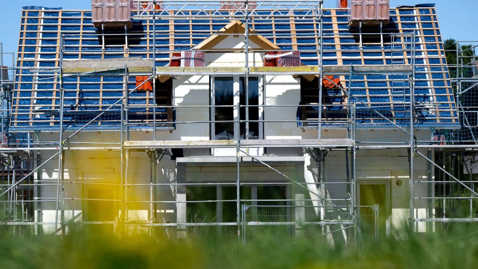 Mit steuerlichen Anreizen muss der Bund nach Ansicht der Fraktionschefs von CDU und CSU aus Baden-Württemberg und Bayern den Wohnungsbau in Deutschland wieder in Schwung bringen. (Illustration)  (Foto: Sven Hoppe/dpa)