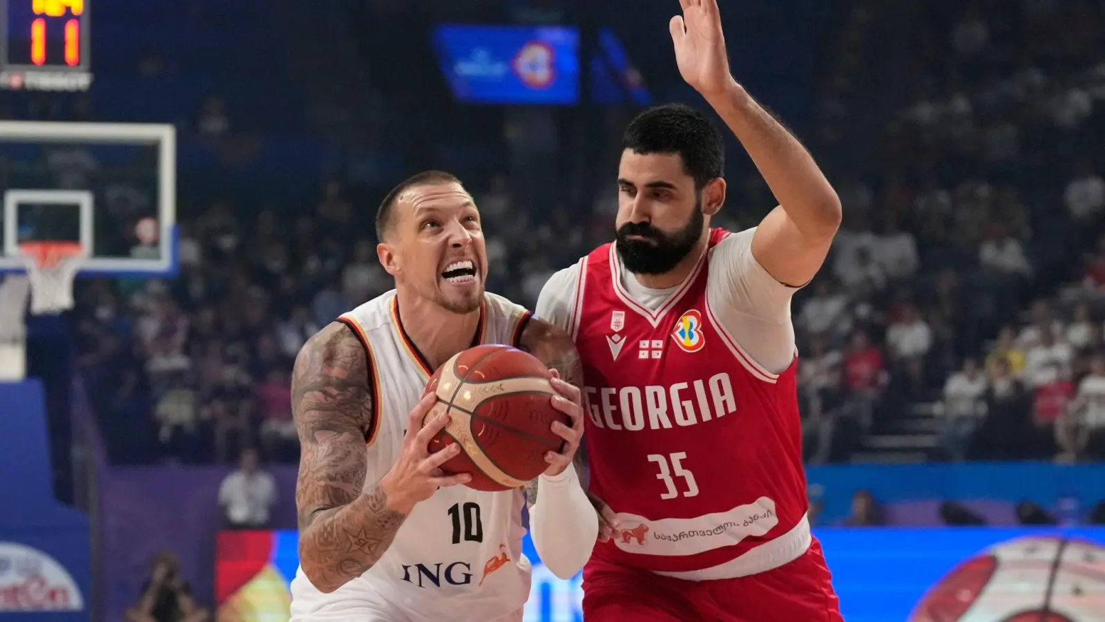 NBA-Profi Daniel Theis (l) gehört zu den Leistungsträgern in der deutschen Basketball-Nationalmannschaft. (Foto: Hiro Komae/AP/dpa)