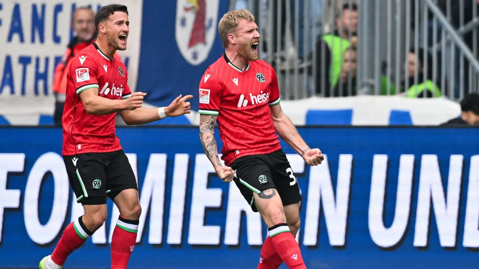 Andreas Voglsammer (r) brachte Hannover mit einem Doppelpack früh in Führung. (Foto: Christophe Gateau/dpa)