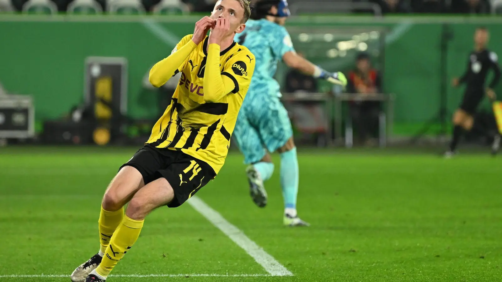 Dortmunds Maximilian Beier vergibt eine Großchance in Wolfsburg. (Foto: Swen Pförtner/dpa)