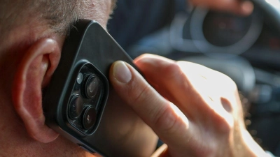 Innenraum-Überwachungssysteme in Autos sollen unter anderem verhindern, dass der Fahrer während der Fahrt ohne Freisprechanlage telefoniert. (Symbolbild) (Foto: Jan Woitas/dpa)
