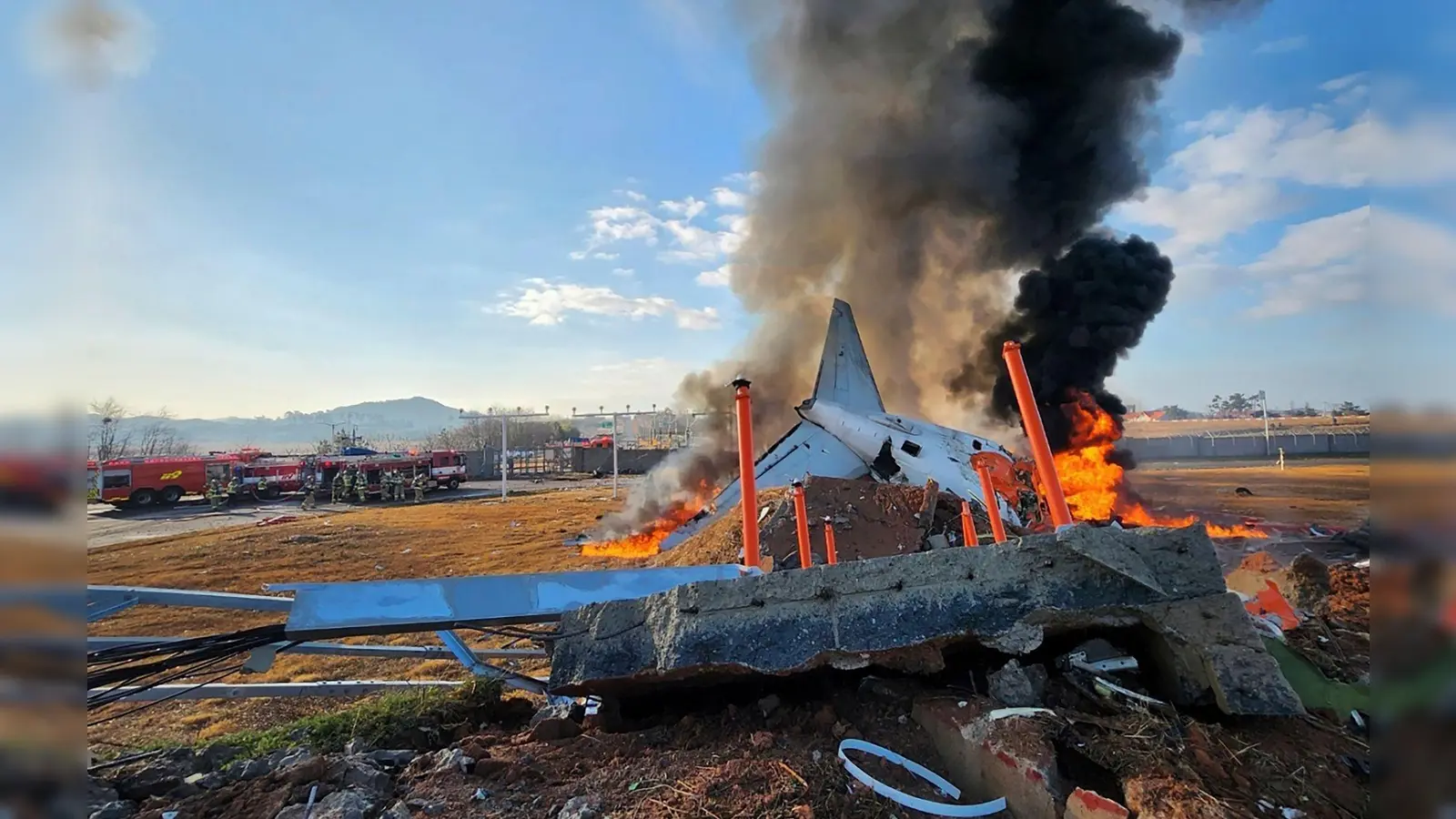 Der Absturz der Maschine dürfte einer der tödlichsten der vergangenen Jahre sein.  (Foto: Uncredited/South Korea's Muan Fire Station/AP/dpa)