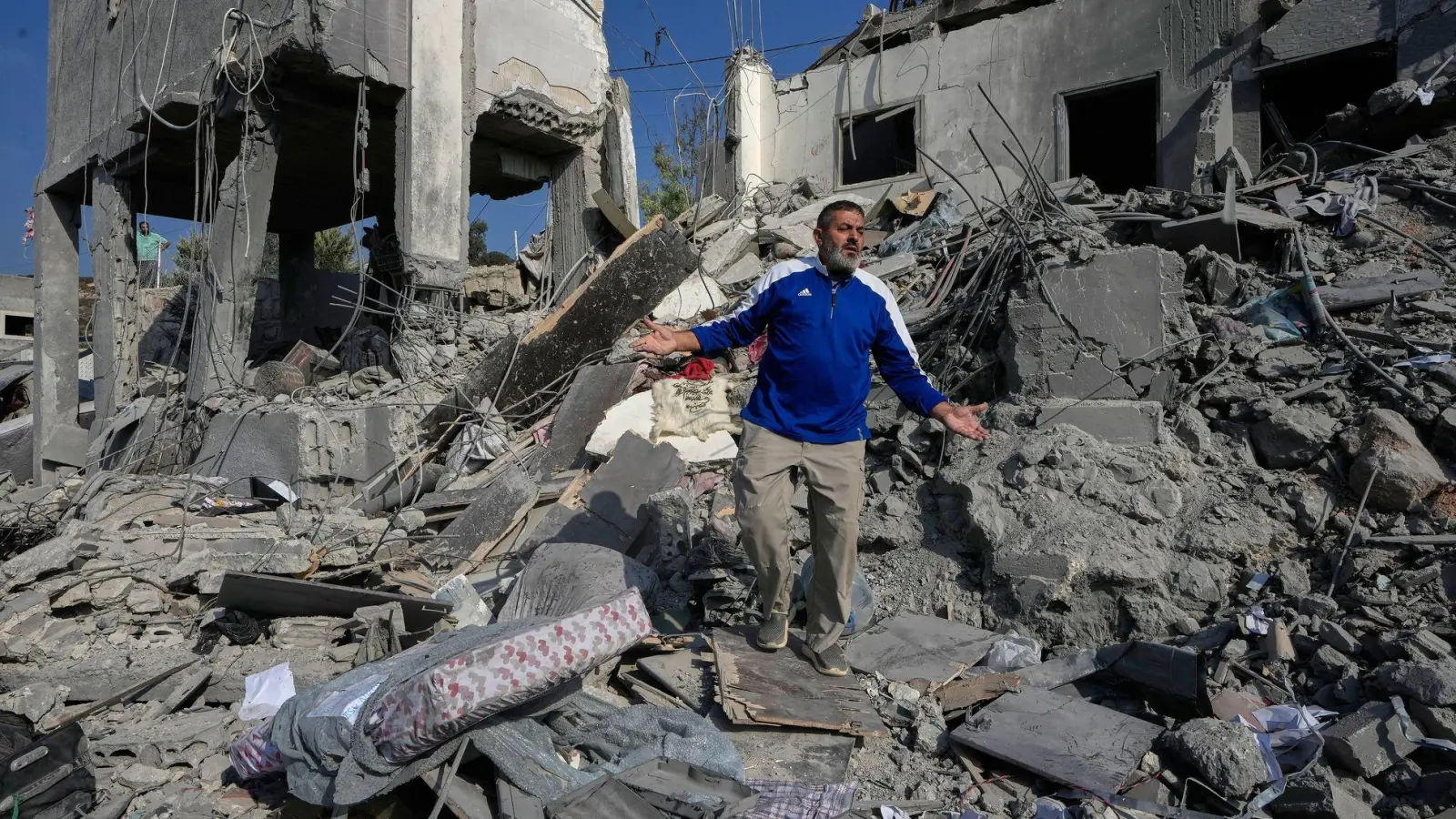 Der blutige Schlagabtausch zwischen Israel und der Hisbollah-Miliz geht weiter: Häuser in den Außenbezirken der Städte Ansar sowie Deir al-Sahrani wurden getroffen. (Foto: Mohammed Zaatari/AP/dpa)