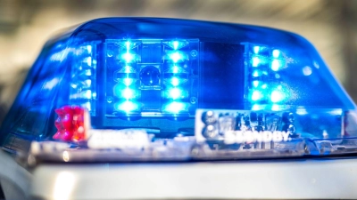 Ein Blaulicht leuchtet auf dem Dach eines Polizeiwagens. (Symbolbild: David Inderlied/dpa/Symbolbild)