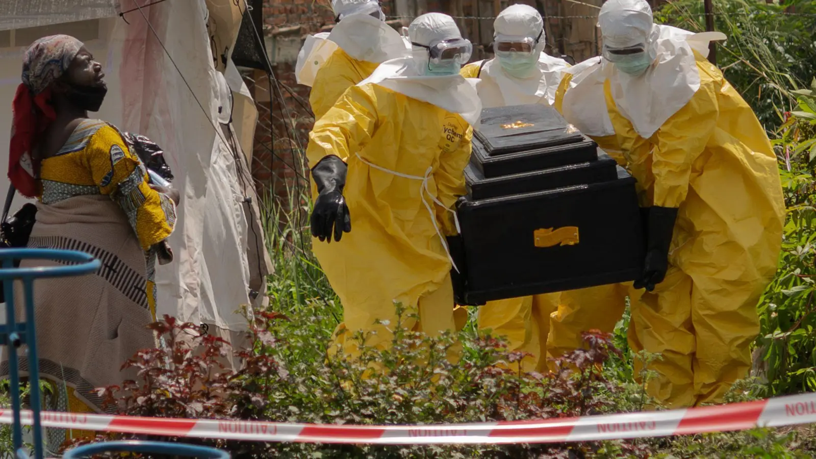Rotkreuzhelfer waren unter den ersten Ebola-Opfern.  (Foto: Moses Sawasawa/AP/dpa)