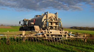 Auf einem Feld wird Gülle ausgebracht. Jürgen Dierauff plädiert für eine einfache Rechnung: Nicht mehr Nitrat in den Boden bringen, als später durch die Feldfrüchte wieder entnommen wird.  (Symbolbild: Fritz Arnold)