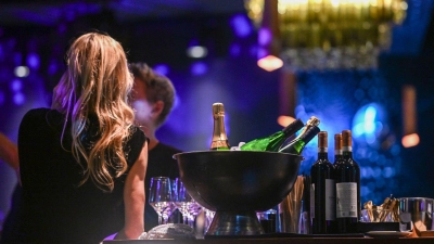 „Ich will unbedingt mal ein Kind - du auch?“: Das erste Date kann etwas zu früh für diese Frage sein. Dennoch ist wichtig, frühzeitig abzugleichen, ob beide dasselbe vom Leben wollen.  (Foto: Jens Kalaene/dpa/dpa-tmn)