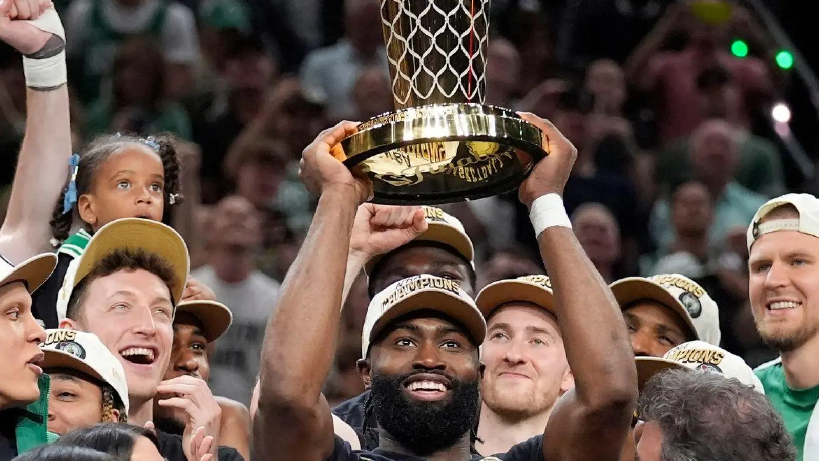 Die Celtics um Stars wie Stars Jaylen Brown (M) feiern nun ihre erste Meisterschaft seit 2008. (Foto: Charles Krupa/AP)