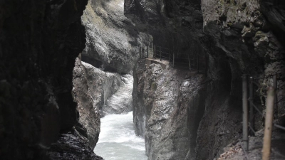 Die Partnach fließt durch die Partnachklamm. (Foto: Angelika Warmuth/dpa)