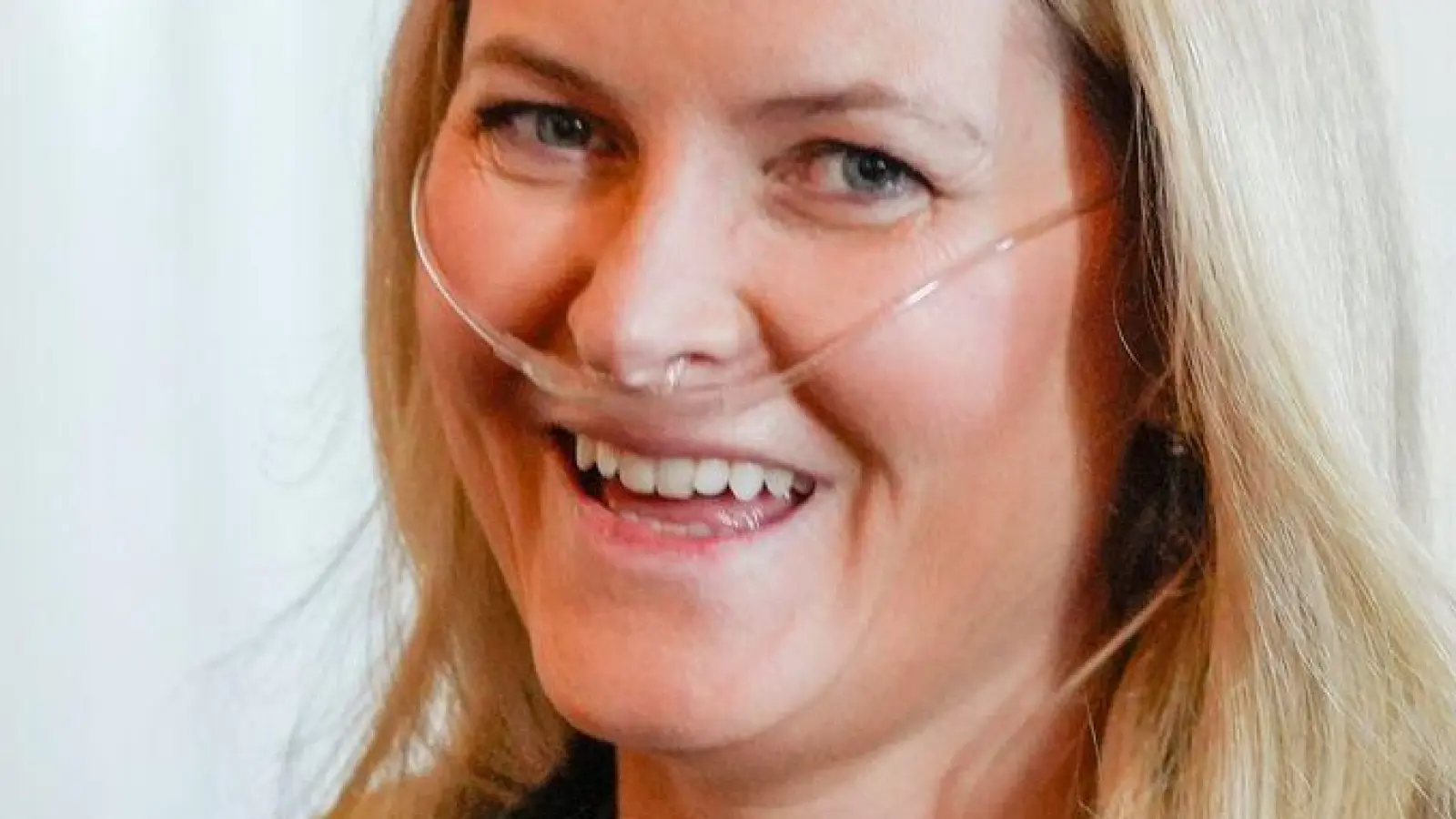 Mette-Marit trat jüngst aufgrund ihrer Krankheit kürzer, nun zeigte sie sich bei einem offiziellen Termin mit einer sogenannten Nasenbrille. (Foto: Lise Åserud/NTB Pool/dpa)