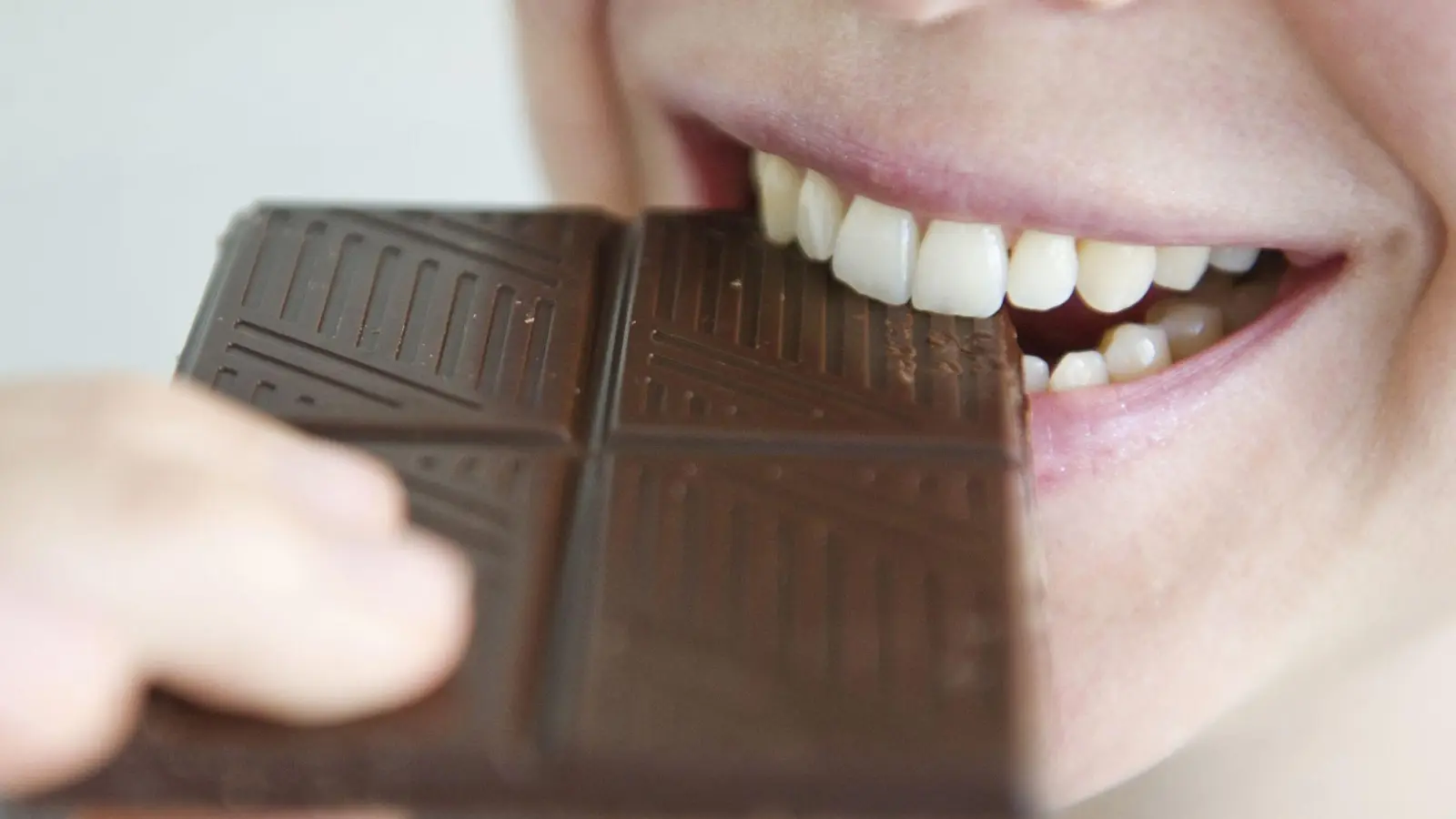 Schokolade sollte deutlich nach Kakao schmecken, leicht cremig sein und auf der Zunge zergehen. (Foto: Franziska Gabbert/dpa-tmn)