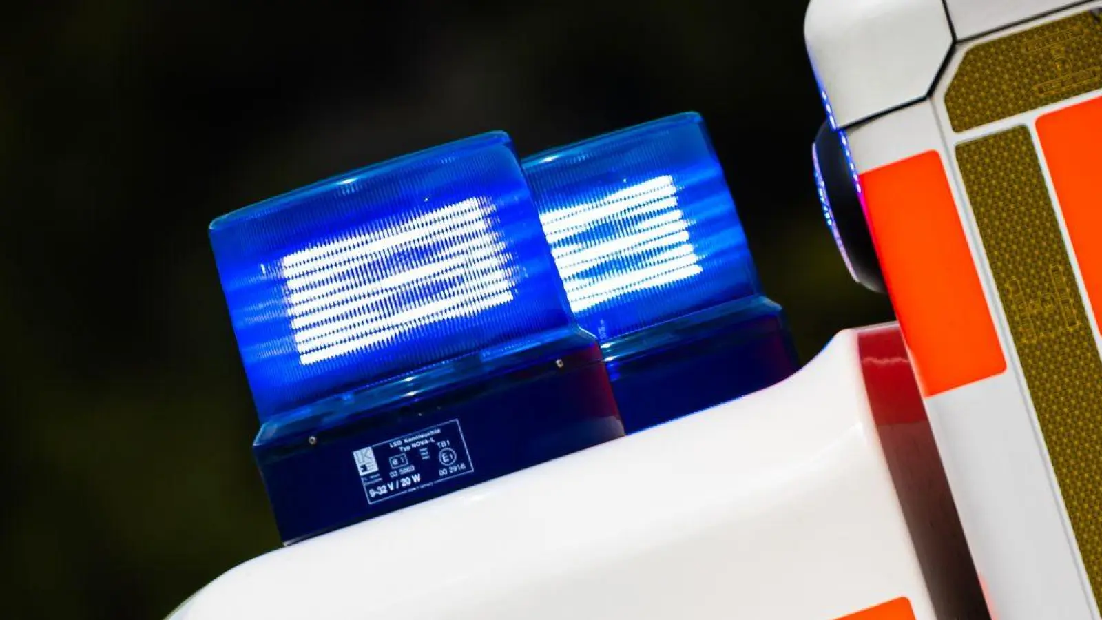 Ein Auto prallt in Augsburg nach einem Zusammenstoß mit einem anderen Wagen in ein gut besuchtes Restaurant. (Symbolbild) (Foto: Moritz Frankenberg/dpa)