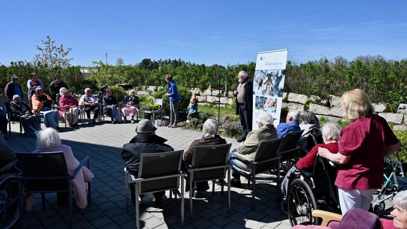 In Feuchtwangen wurde das Projekt gestartet. Die Seniorinnen und Senioren ließen sich über die Vogelbeobachtung informieren. (Foto: LBV/Heiner Klostermann)