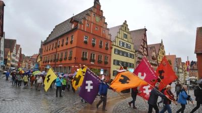 Während die anführenden Fahnenabordnungen bereits ins Münster St. Georg einzogen, waren die letzten Pilger der 600 Personen starken Gruppe noch weit in der Segringer Straße. (Foto: Peter Tippl)