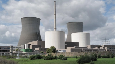 Seit Wochen arbeiten Spezialisten daran, dass die beiden monumentalen Bauwerke durch Sprengungen binnen Sekunden dem Erdboden gleich gemacht werden. (Archivbild) (Foto: Ulf Vogler/dpa)
