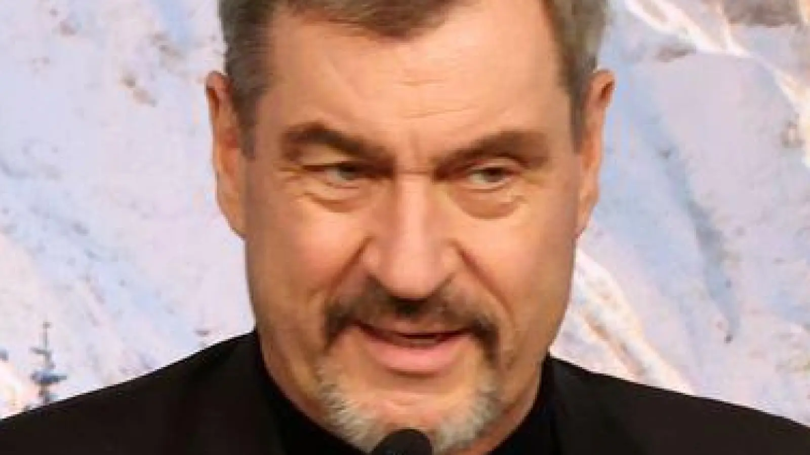 Die CSU von Ministerpräsident Markus Söder (rechts) und die Freien Wähler von Hubert Aiwanger setzen nicht nur im Wahlkampf auf die Abgrenzung Bayerns von Berlin und Brüssel. Damit wollen sie laut einer neuen Studie Wähler an sich binden. (Archivbild) (Foto: Karl-Josef Hildenbrand/dpa)