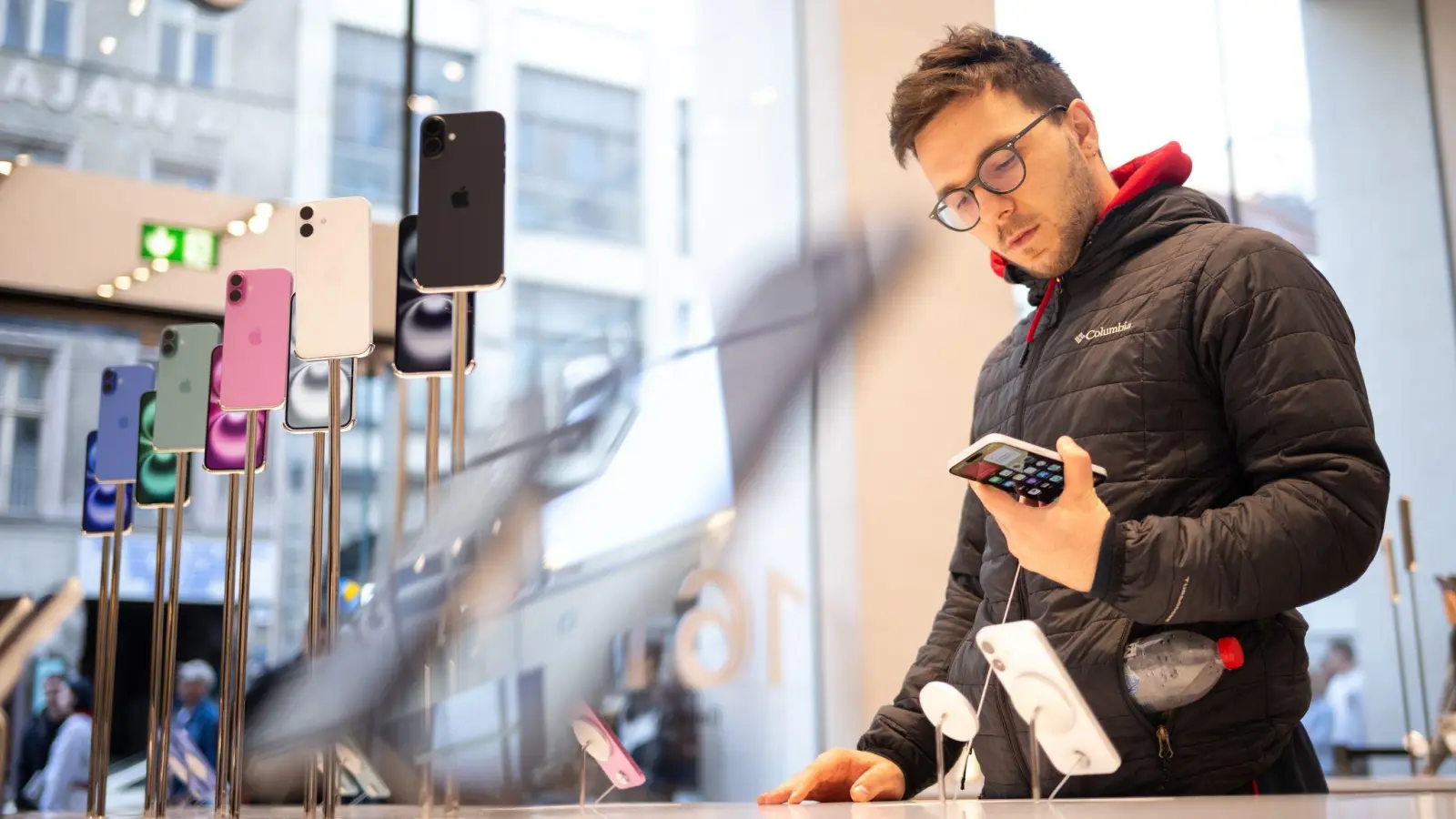 Smartphone-Käufer in Deutschland achten nach einer Bitkom-Studie immer stärker auf KI-Funktionen des Gerätes. (Foto: Sebastian Christoph Gollnow/dpa)