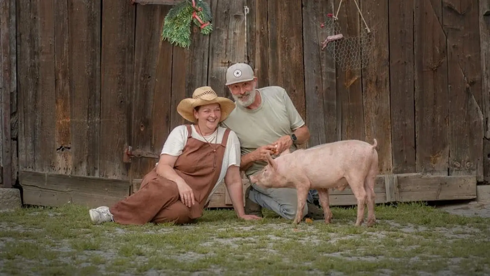 Die beiden SiHo-Rancher Simone Dietrich und Horst Büchs mit der noch sehr jungen Peppa Wutz. Erst wenige Tage zuvor hatte das Schweinchen ein neues Zuhause in Prühl gefunden. (Foto: Claudias Fotomomente)