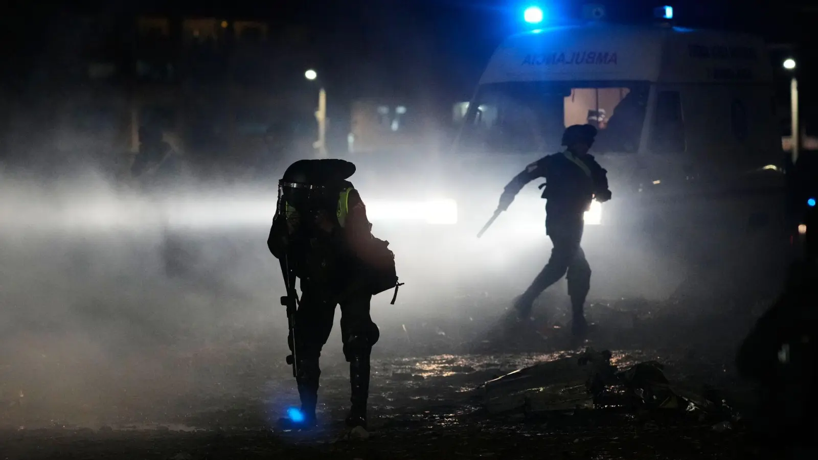 Am Unglücksort kommt es zu Plünderungsversuchen. (Foto: Juan Karita/AP/dpa)