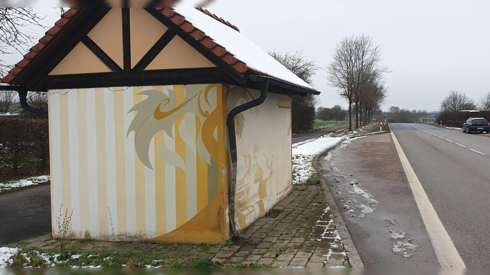 Wurde von einem 92-Jährigen mit dem Auto gerammt: Das markante Bushäuschen im Leutershäuser Stadtteil Hannenbach. (Foto: Wolfgang Grebenhof)