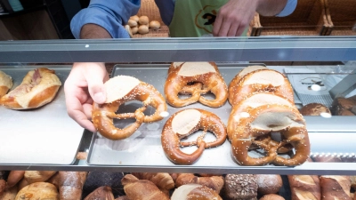 Backwaren in einer Auslage: Bei einer Abstimmung des Falstaff-Magazins schnitten Bäckereien aus dem Landkreis Neustadt/Aisch-Bad Windsheim besonders gut ab. (Foto: Bernd Weißbrod/dpa)
