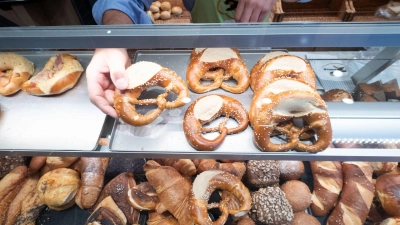 Backwaren in einer Auslage: Bei einer Abstimmung des Falstaff-Magazins schnitten Bäckereien aus dem Landkreis Neustadt/Aisch-Bad Windsheim besonders gut ab. (Foto: Bernd Weißbrod/dpa)