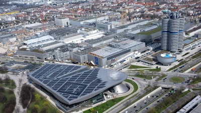 Das BMW-Werk München - hier links des Vierzylinder-Hochhauses zu sehen - wurden in den vergangenen Jahren im laufenden Betrieb umgebaut. (Archivbild) (Foto: Sven Hoppe/dpa)