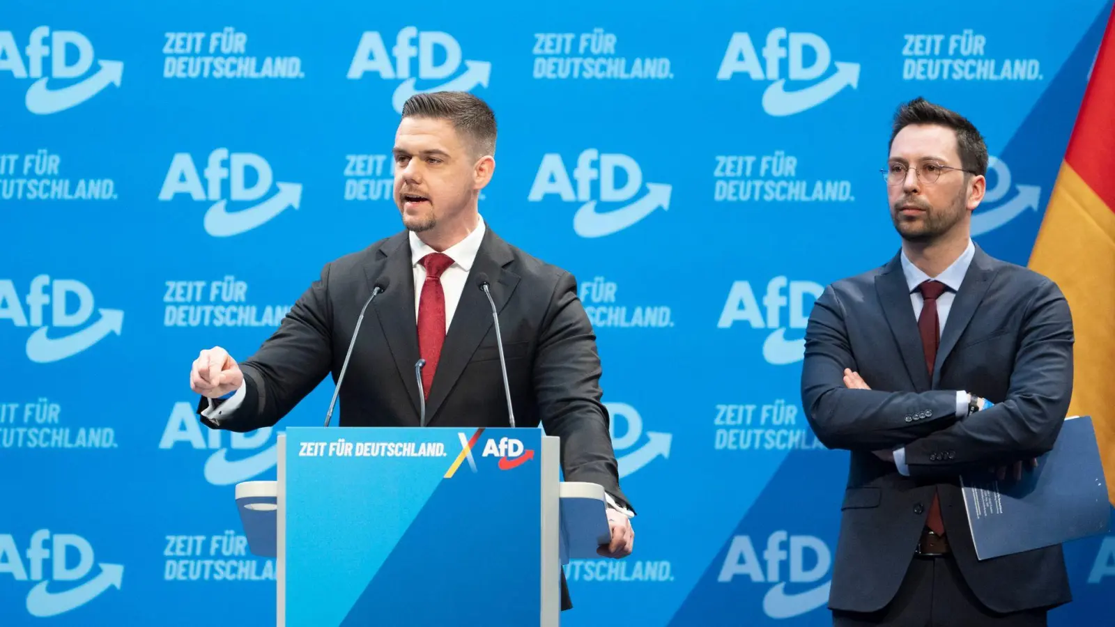 Hannes Gnauck (hier am Rednerpult), ist AfD-Bundestagsabgeordneter und Bundesvorsitzender der Jungen Alternative Deutschland (JA). Er spricht sich auf dem Parteitag in Riesa - ebenso wie der neben ihm stehende Brandenburger AfD-Landtagsabgeordnete Dennis Hohloch - für eine Neugründung der Parteijugend aus.  (Foto: Sebastian Kahnert/dpa)