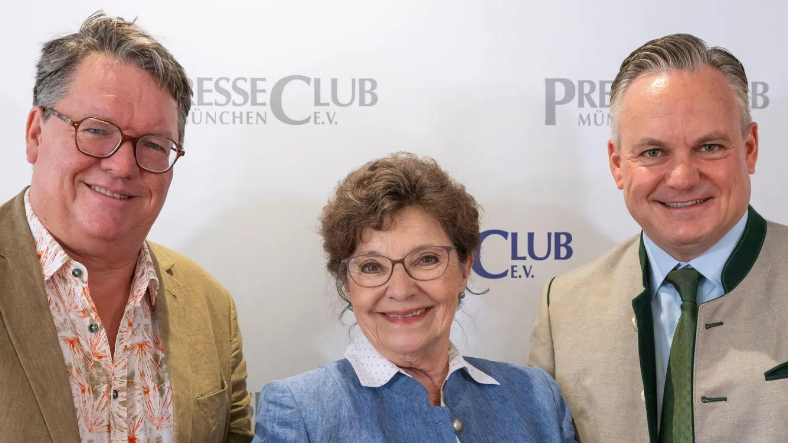 Helmut Schleich (l.) und Monika Baumgartner sind mit der Tassilo-Medaille des Fördervereins Bairische Sprache und Dialekte ausgezeichnet worden. Rechts steht der Münchner Wirtschaftsreferent Christian Scharpf (SPD). (Foto: Peter Kneffel/dpa)