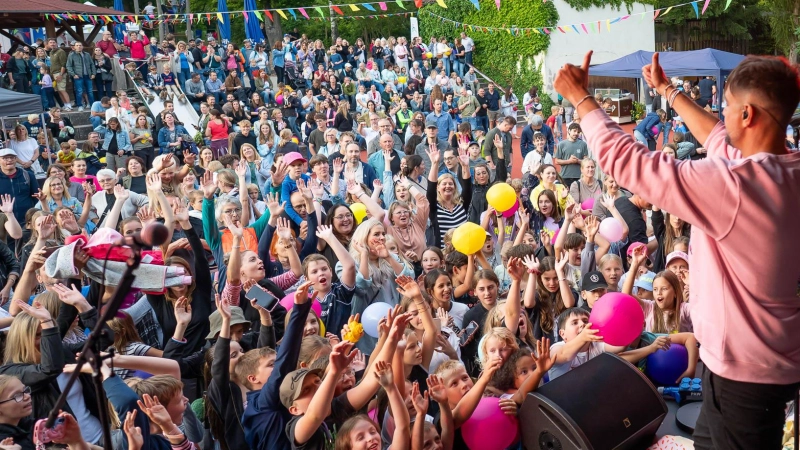 Nevio Passaro und seine Band werden auch in diesem Jahr wieder ein Schulhofkonzert auf dem Areal der Emskircher Grundschule geben. Im Vorjahr waren mehr als 2000 Kinder und Erwachsene dabei. Diese Zahl will man noch toppen. (Archivbild: Mirko Fryska)