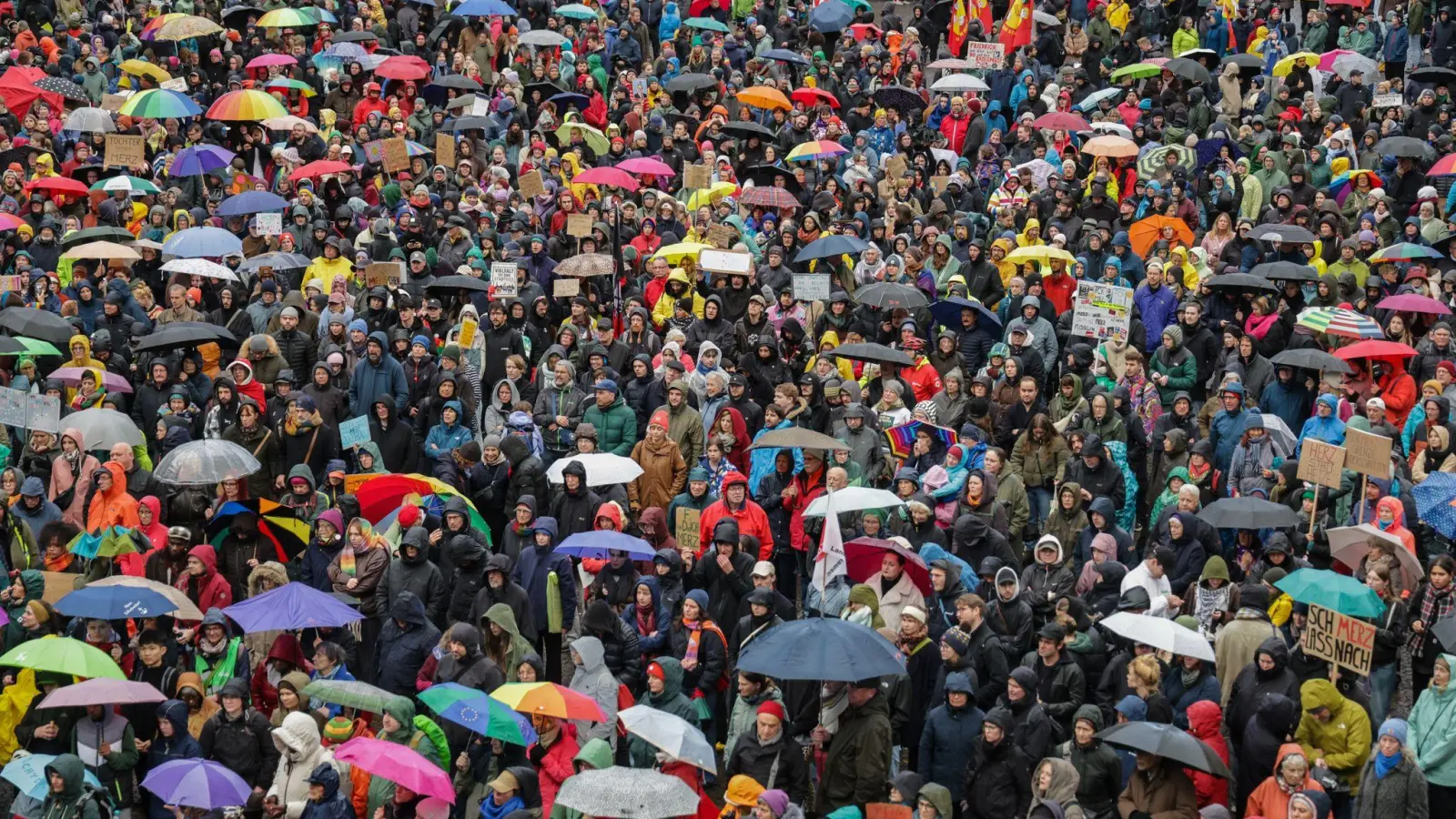 In Deutschland leben mehr als 80 Millionen Menschen. Laut einer Prognose könnte die Zahl in den kommenden Jahren sinken. (Foto: Focke Strangmann/dpa)