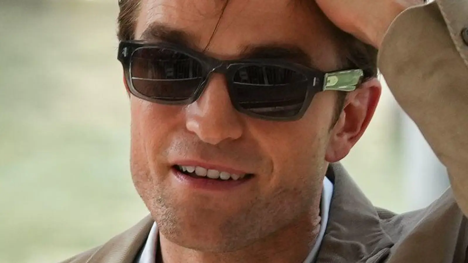Den Lido erreichen die Stars per Boot, so auch Robert Pattinson. (Foto: Alessandra Tarantino/Invision/AP/dpa)