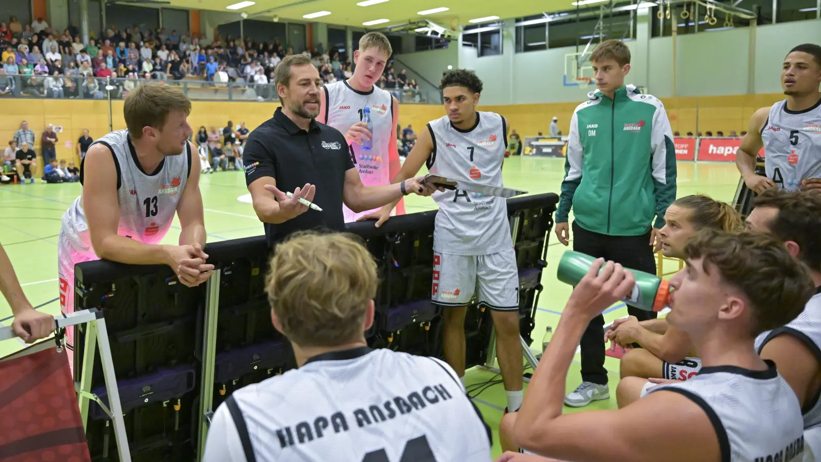 Beim Auftaktsieg gegen Neustadt hatte Ansbachs Trainer Nico Probst (in schwarz) sein Team gut eingestellt. Am Samstag steht das unangenehme Auswärtsspiel bei TS Jahn München auf dem Programm.  (Foto: Martin Rügner)