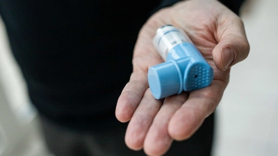 So ein Spray haben die meisten Asthmatiker immer dabei. (Archivbild) (Foto: Philipp von Ditfurth/dpa)