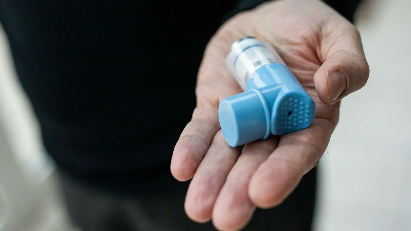 So ein Spray haben die meisten Asthmatiker immer dabei. (Archivbild) (Foto: Philipp von Ditfurth/dpa)