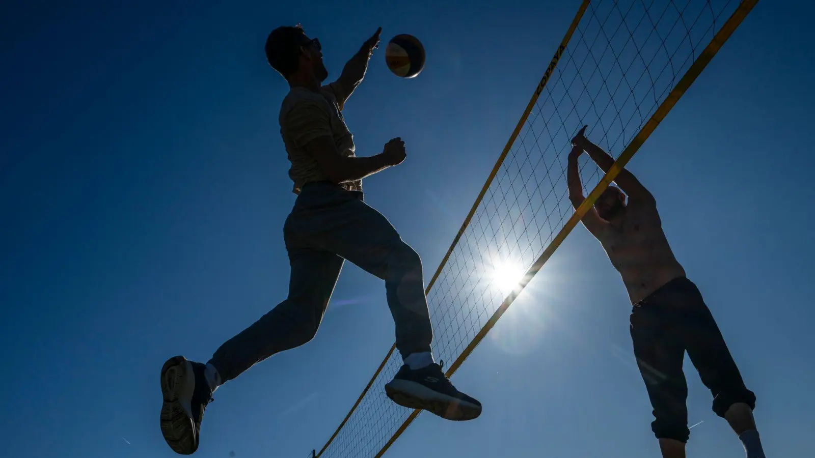 Im Englischen Garten wurde am Freitag bei frühlingshaftem Wetter und strahlendem Sonnenschein schon Volleyball gespielt. (Foto: Peter Kneffel/dpa)