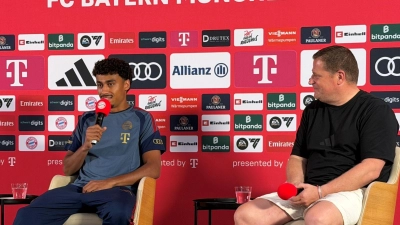 Sportvorstand Eberl (r) und Neuzugang Brown (l) sprechen über Bayern-Ziele. (Foto: Christian Kunz/dpa)